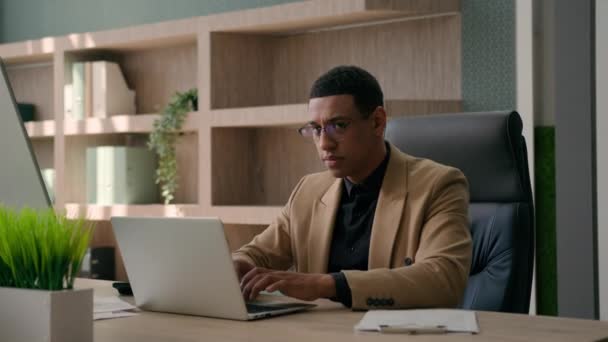 Afroamerykanin Mężczyzna Mężczyzna Biznesmen Pracujący Laptop Biurze Online Biznes Projekt — Wideo stockowe