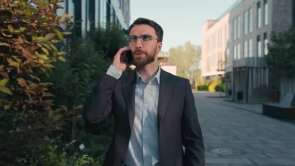 Caucásico Empresario Empresario Caminar Ciudad Hablar Calle Teléfono Móvil Conversación — Vídeos de Stock