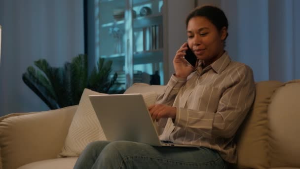 아프리카 미국인 가정에서 일하는 사업가가 방에서 전화를 사용하여 온라인 주문을 — 비디오