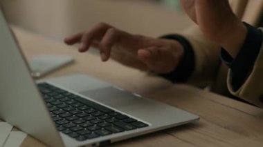 Afrikalı Amerikalı adam mutlu girişimci rahat iş adamı dizüstü bilgisayarla online projeyi bitir kulaklıkla müzik dinle iş başarısı elde et ofiste rahatla dans et gülümse