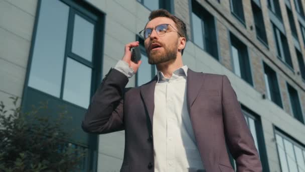 Kafkas Asıllı Erkek Girişimci Telefona Cevap Veriyor Ofis Yakınlarındaki Telefonda — Stok video