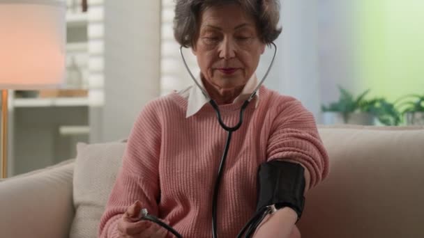 Кавказька Бабуся Перевіряє Низьке Серцебиття Старша Жінка Вдома Стара Бабуся — стокове відео