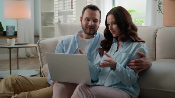 Happy Family Combined Budget Caucasian Couple Using Laptop Ecommerce Online — стоковое видео