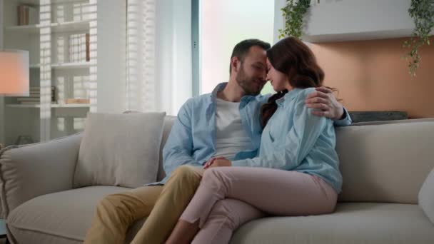 Caucasiano Casal Amor Homem Mulher Abraçando Toque Testa Casa Sofá — Vídeo de Stock