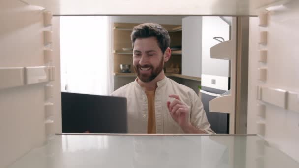 Adam Boş Buzdolabını Açıyor Kafası Karışmış Sorun Çözümü Fikri Buluyor — Stok video