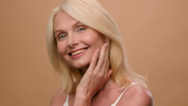 Portrait Middle Aged Happy Mature Caucasian Woman Senior 50S Model — 图库视频影像