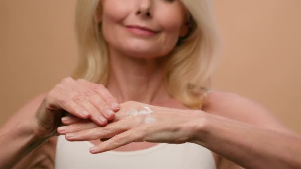 Middle Aged Model Mature Woman Apply Smooth Cream Hand Studio — Αρχείο Βίντεο