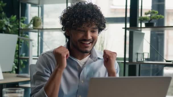 Shocked Happy Amazed Arabian Indian Businessman Win Laptop Online Bet — Stockvideo
