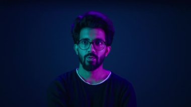 Erkek portresi neon arka planı şaşırttı şaşırtıcı Hintli adam kodlayıcı bilgisayar çalışanı ileri teknoloji yazılım hologramına bakan adam bilgi arkaplanı oluşturdu