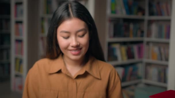 Yakından Gülümseyen Zeki Asyalı Kız Öğrenci Kütüphanede Kitap Okuyor Ders — Stok video