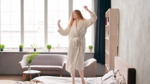Kafkasyalı Çılgın Mutlu Aktif Kız Lüks Otel Odasında Tatilini Kutluyor — Stok video