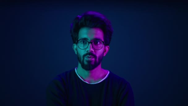 Man Porträtt Neon Bakgrund Chockad Förvånad Häpnadsväckande Undrar Indisk Man — Stockvideo
