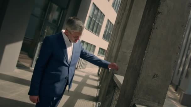 Yorgun Yorgun Olgun Adamının Başı Dönüyor Şirket Binasının Duvarlarına Yaslanmış — Stok video