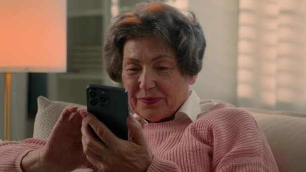 코카서스 성숙한 할머니 전화는 스마트 프로그램과 재미를 가지고 타이핑 소파에서 — 비디오