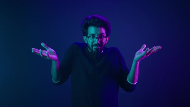 Männliches Porträt Blauem Neon Ultravioletten Hintergrund Indischer Mann Zuckt Mit — Stockvideo