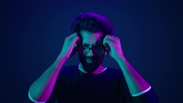 Mężczyzna Portret Neon Ultrafioletowy Tło Arabski Człowiek Indyjski Facet Programista — Wideo stockowe