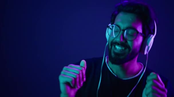클로즈업 아라비아 행복한 놀리는 주위에 Carefree 헤드폰에서 음악을 무슬림 자외선 — 비디오