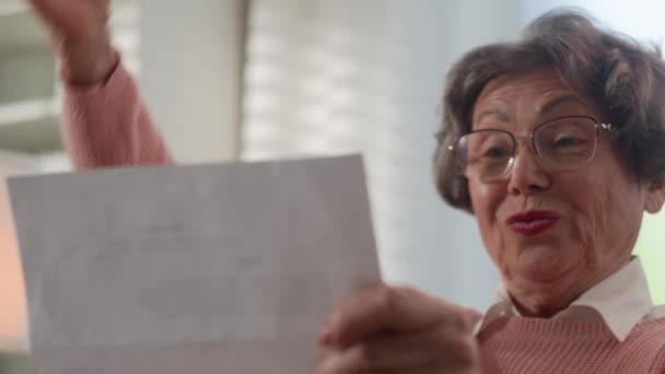 Ευτυχισμένος Καυκάσιος Ηλικιωμένη Γυναίκα Ανάγνωση Χαρτί Επιστολή Μεσήλικες Συνταξιούχος Κυρία — Αρχείο Βίντεο