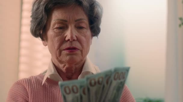 Triste Estresado Mujer Anciana Caucásica Tiene Problemas Con Déficit Dinero — Vídeo de stock
