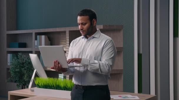Şirket Işyerinde Çalışan Amerikalı Bir Erkek Ofis Çalışanı Bilgisayarcı Ile — Stok video
