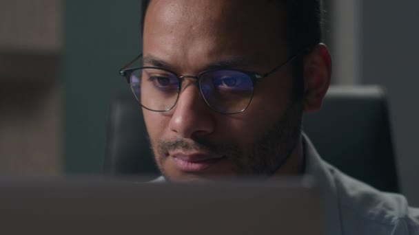 メガネでインディアン男性を閉じる アラビアのビジネスマン ノートパソコンの思考で答えを見つける Eurekaの上昇指数 ビジネス雇用主がアイデアを思いつく 問題解決 作業コンピュータの決定 — ストック動画
