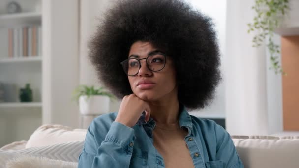 집에서 펜시브 지루한 초상화 혼란스러운 혼란스러운 스트레스 아프리카계 미국인 문제를 — 비디오