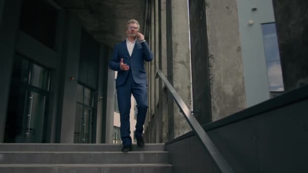 Beyaz Olgun Yaşlı Yaşlı Işadamı Işadamı Ofis Binasının Yanındaki Merdivenlerde — Stok video