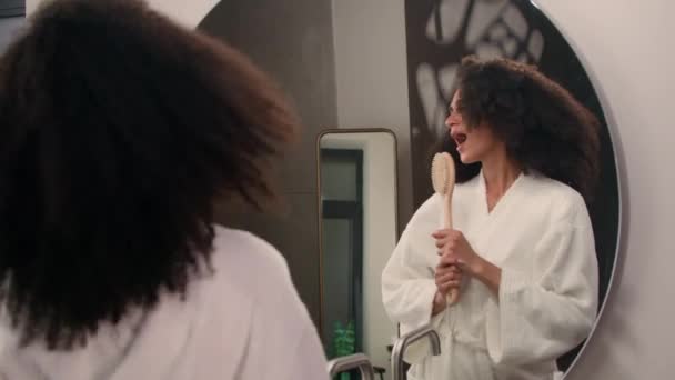 Heureuse Femme Afro Américaine Insouciante Chantant Dans Une Brosse Cheveux — Video