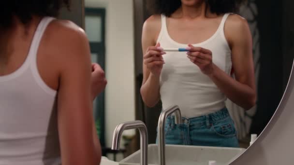 Ansioso Giovane Donna Afroamericana Ragazza Bagno Scioccato Guardando Specchio Tenere — Video Stock