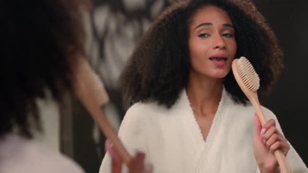 Close Weibliche Reflexion Singen Fröhlich Unbeschwerte Afroamerikanerin Fröhlich Singen Badebürste — Stockvideo