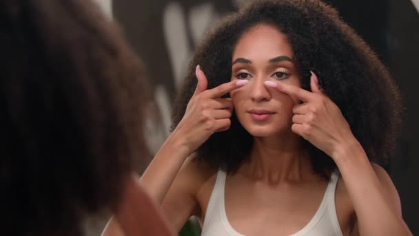 Etnické Dívka Krása Rutina Dopoledních Hodinách Mladá Afroameričanka Použití Obličeje — Stock video