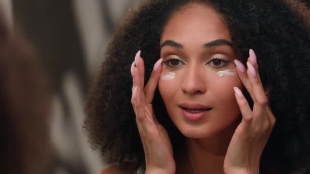 Красива Молода Афроамериканська Дівчина Наносить Крем Обличчя Під Очима Від — стокове відео