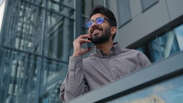 Χαρούμενος Ινδός Μιλάει Κινητό Τηλέφωνο Στη Βεράντα Του Γραφείου Εξωτερικούς — Αρχείο Βίντεο