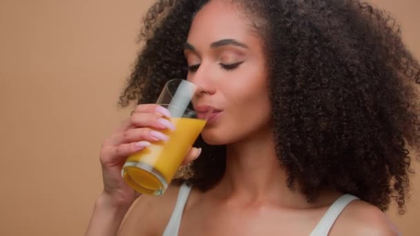 Gelukkig Gezond Afrikaans Amerikaans Vrouw Etnisch Meisje Vrouwelijk Model Drinken — Stockvideo