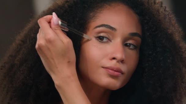 Close Vrouwelijke Spiegel Reflectie Afro Amerikaanse Mooie Vrouw Meisje Met — Stockvideo