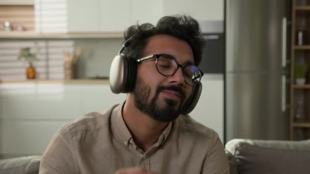 Χαλαρός Ξέγνοιαστος Άνθρωπος Ινδική Αραβική Ιδιοκτήτης Σπιτιού Στα Ακουστικά Ακούσετε — Αρχείο Βίντεο