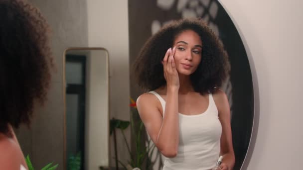 Krásná Mladá Afroameričanka Při Pohledu Zrcadla Dívka Použití Tvář Tekuté — Stock video