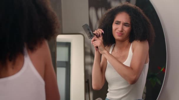 Afroamerikanerin Schöne Frau Attraktives Mädchen Traurige Haarpflege Problem Blick Auf — Stockvideo