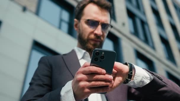 Kaukaski Mężczyzna Trzymać Telefon Komórkowy Zewnątrz Zajęty Nerwowy Biznesmen Sprawdzić — Wideo stockowe