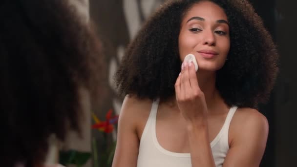 Arc Bőrápolás Szépség Rutin Afro Amerikai Gyönyörű Fiatal Lány Pamut — Stock videók