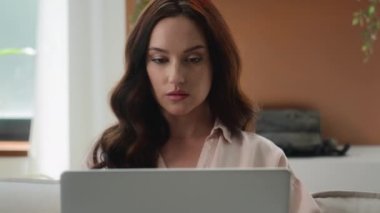 Merkez ofisteki laptopçu kıza bakan beyaz kadın bilgisayardaki araştırma projesinde internetten e-posta okumak gibi düşünceli bir uygulama kullanıyor.