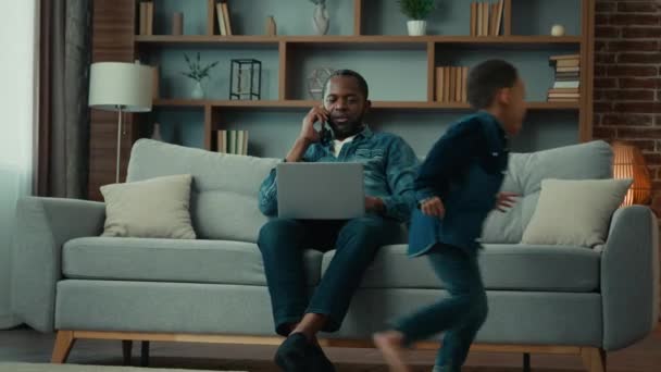 Африканський Американський Тато Працює Від Батька Додому Намагаються Зосередитися Ноутбуці — стокове відео