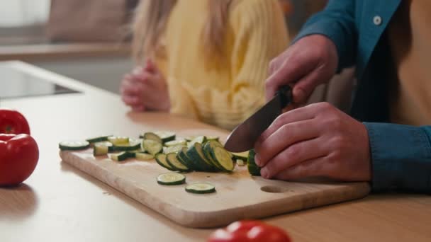 Onherkenbare Familie Keuken Koken Schotel Verse Salade Vader Vader Gesneden — Stockvideo