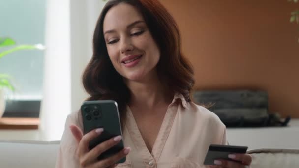 Mutlu Gülümseyen Müşteri Müşterisi Kadın Alıcı Kafkasyalı Kız Cep Telefonu — Stok video