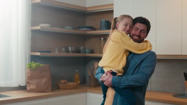 Lycklig Familj Kärleksfull Far Håller Liten Adopterad Dotter Barn Älskar — Stockvideo