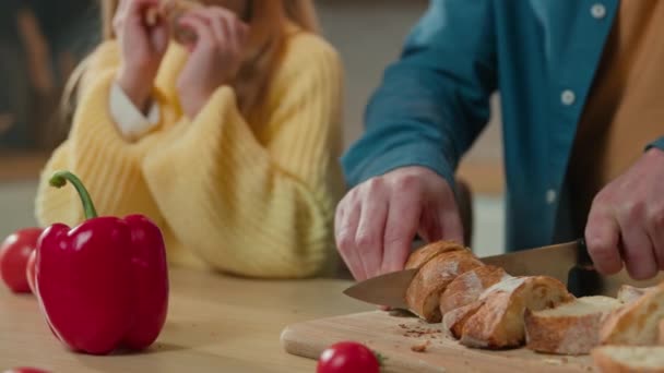 Unerkennbar Mann Vater Geschnitten Brot Kleine Tochter Essen Frühstück Hause — Stockvideo