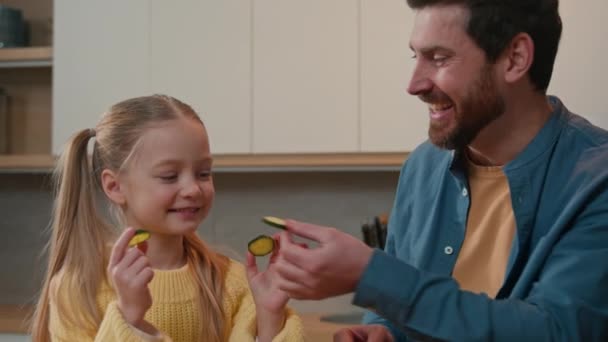 Kafkasyalı Baba Küçük Kızı Komik Bir Şekilde Birbirlerini Besliyor Salatalık — Stok video