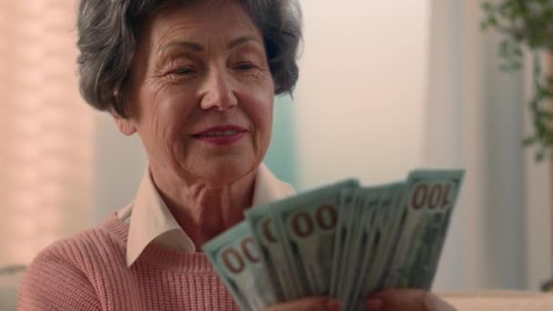ハッピーコーカサスのおばあちゃんは 家で金持ちの富裕なシニアの女性を数えています 現金を持っている 古い女性のおばあちゃん老人退職女性は 金銭的な賞金のキスドルを保持しています — ストック動画