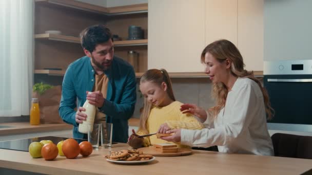 Καυκάσιος Ευτυχισμένη Οικογένεια Στην Κουζίνα Πρωινό Παράδοση Τροφίμων Γονείς Μητέρα — Αρχείο Βίντεο