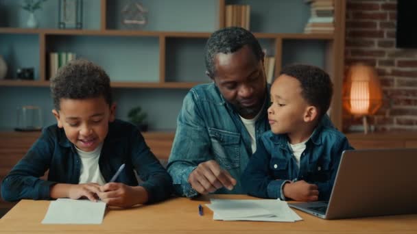 Alleinerziehende Afroamerikaner Vater Mann Babysitter Privatlehrer Mit Zwei Jungen Kinder — Stockvideo
